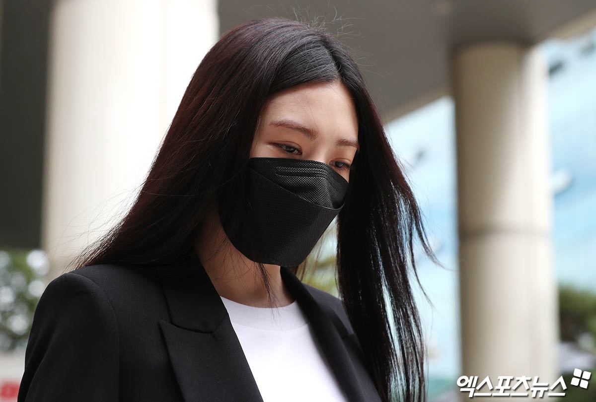 Nu ca si Lizzy doi mat voi ban an mot nam tu hinh anh