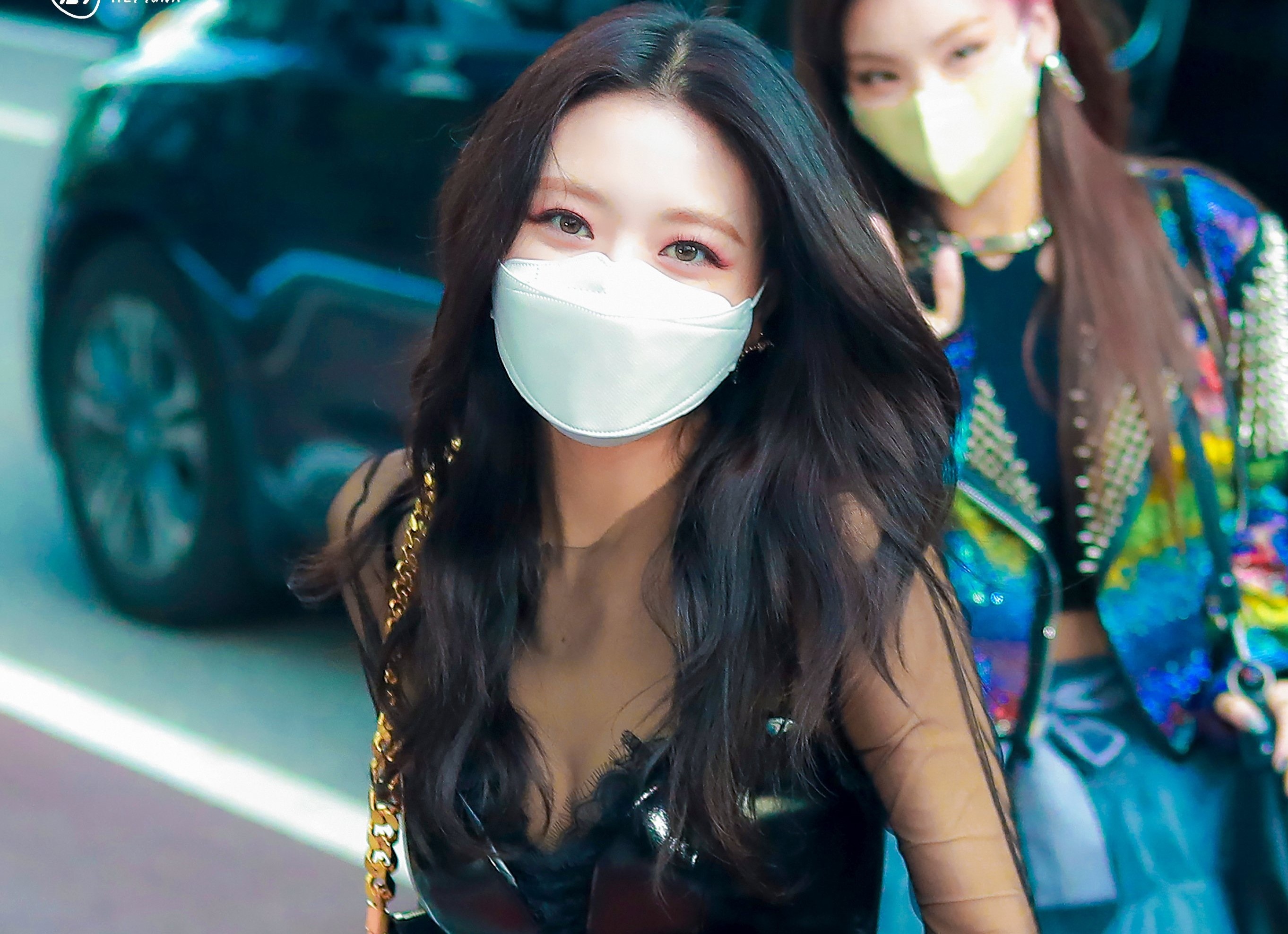 Trang phuc gay tranh cai nhat nam 2021 cua than tuong Han Quoc hinh anh