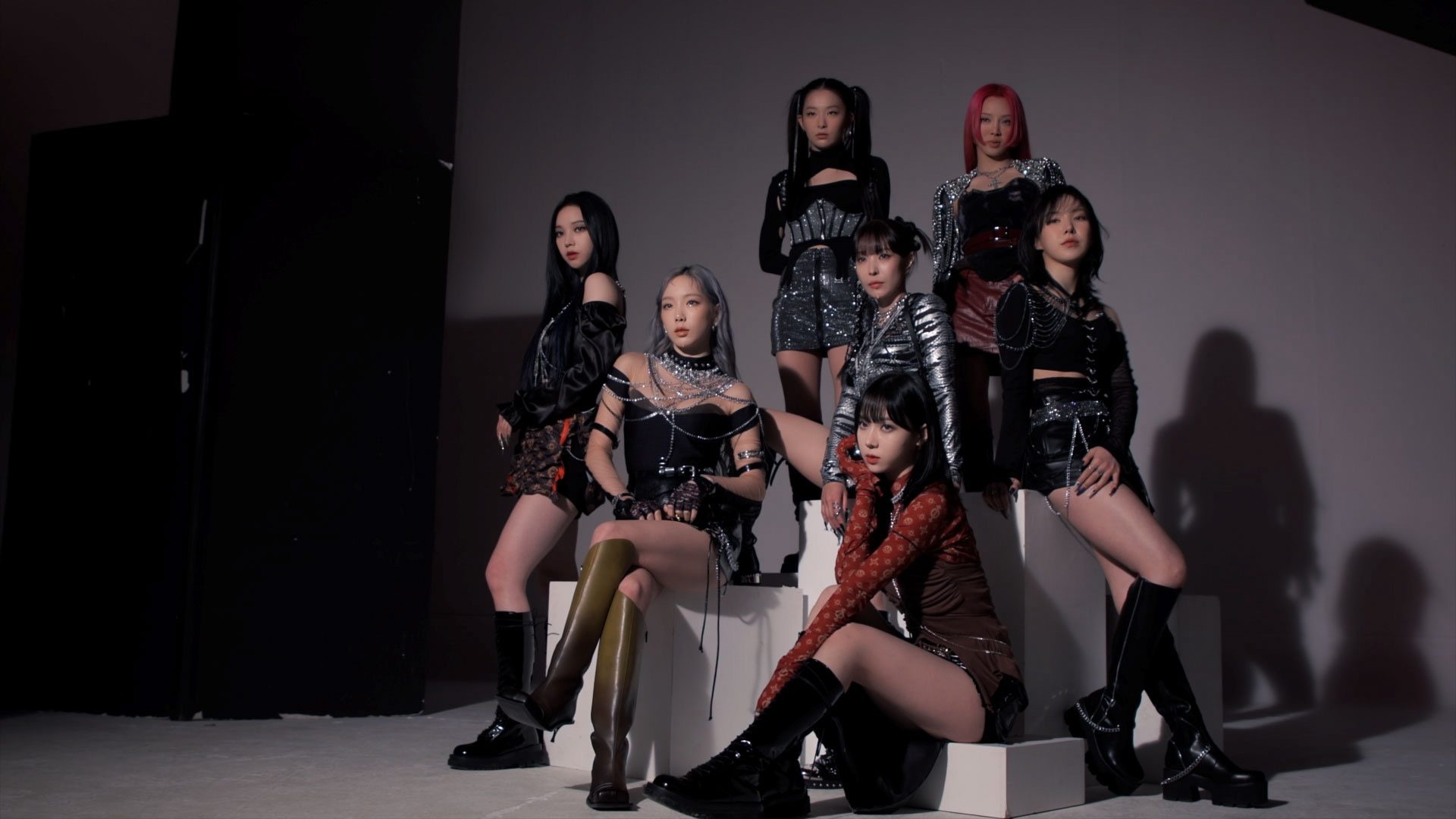 loi bai hat step back gay tranh cai anh 13