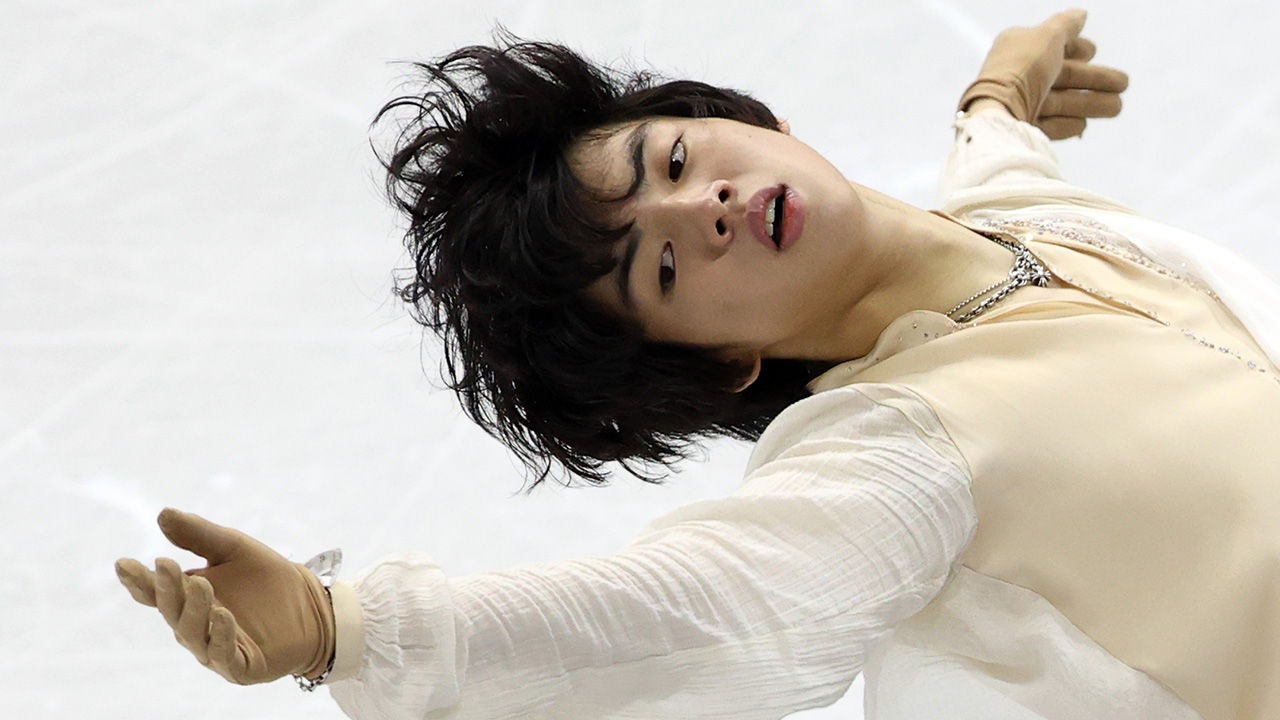 Ngoi sao Kpop bi truot bang nghe thuat lay mat hinh anh