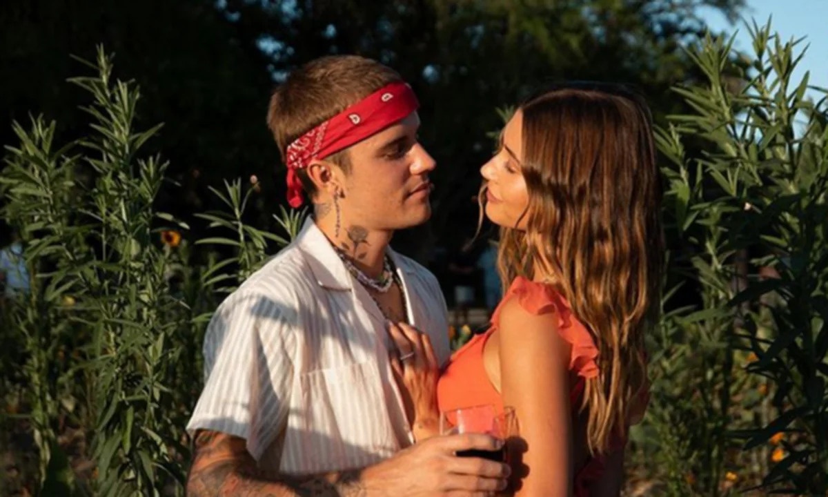 Justin Bieber the hien tinh cam voi Hailey tren san khau hinh anh