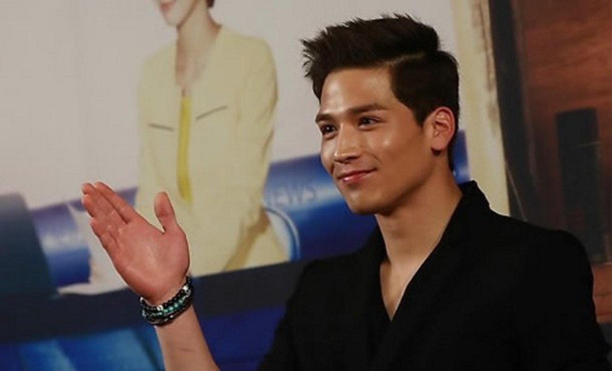 Nam ca si bi bat giu vi lai xe khi say ruou hinh anh