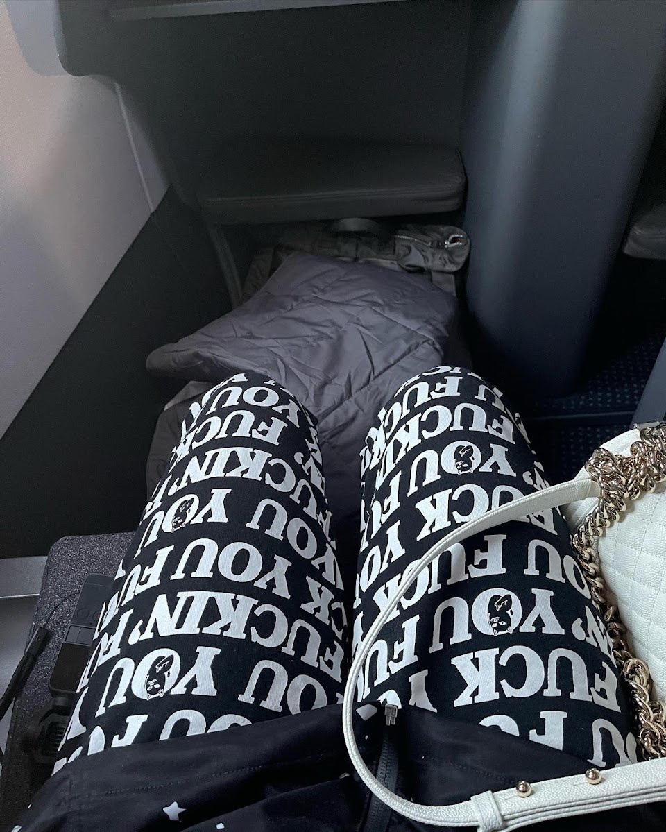 dj soda bi duoi khoi may bay vi mac quan in tu nhay cam anh 2