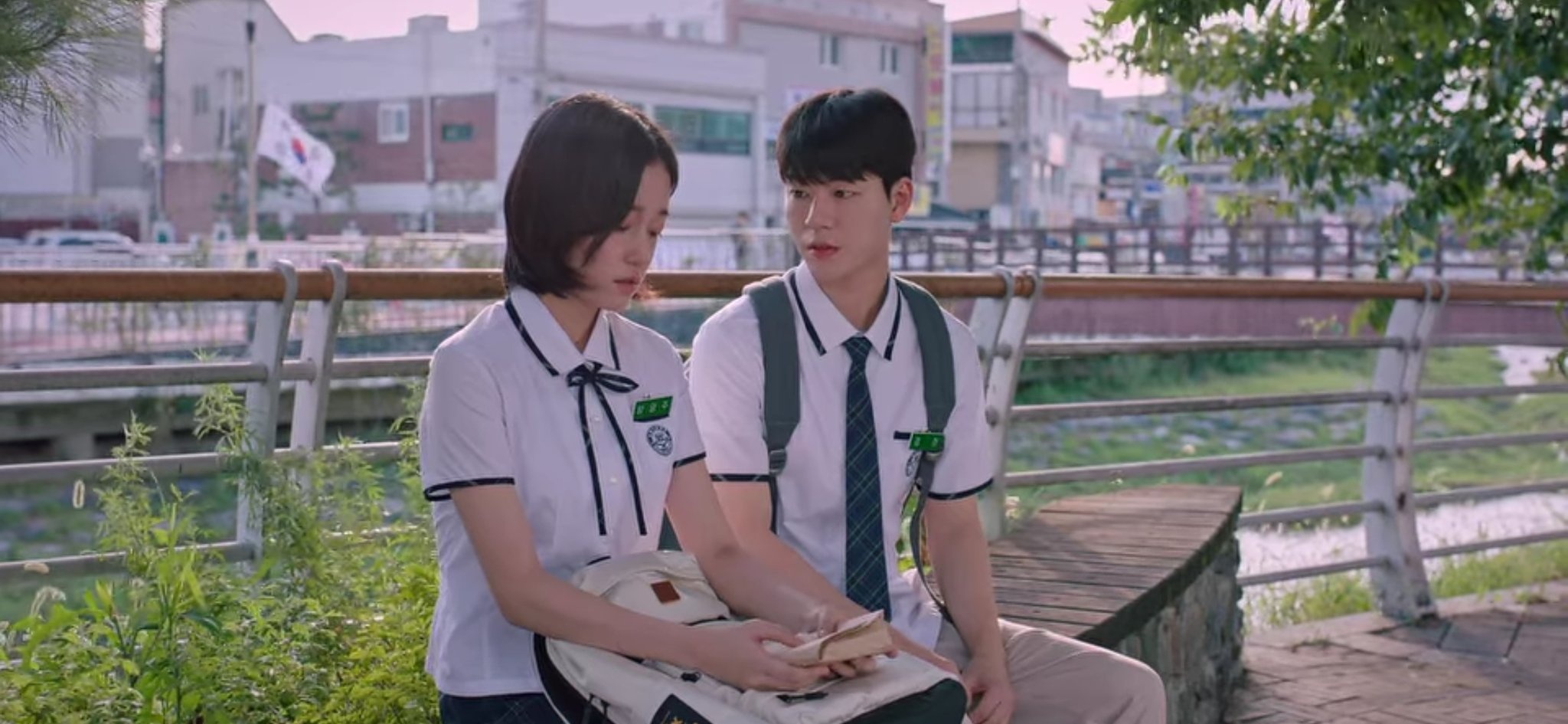 tre vi thanh nien mang thai trong our blues anh 16