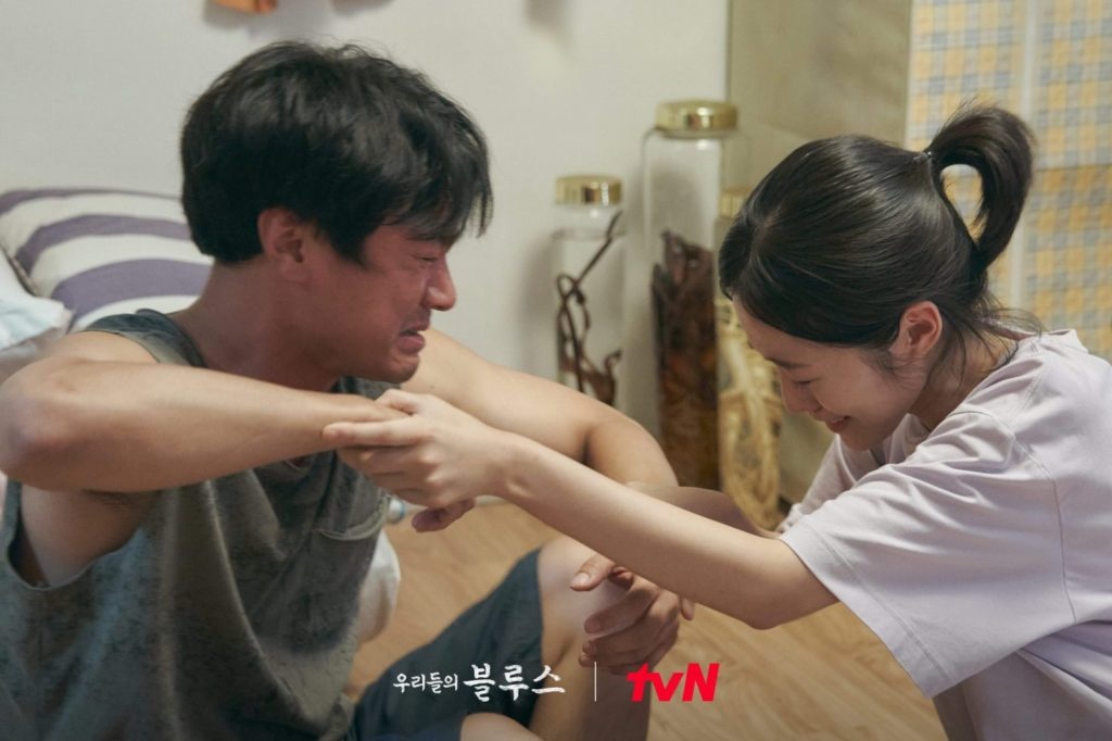 tre vi thanh nien mang thai trong our blues anh 9