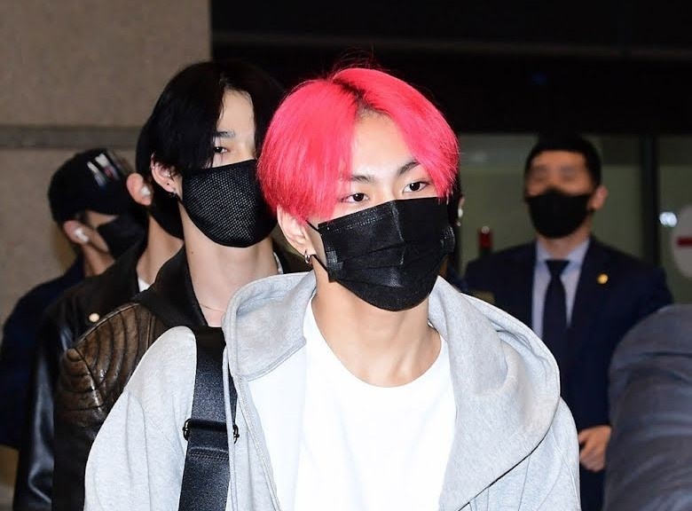 Ve si cua nhom nhac xo day nguoi ham mo o san bay hinh anh