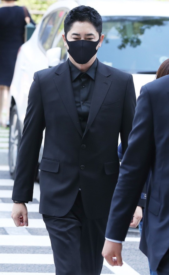 kang jihwan tra tien boi thuong vi tan cong tinh duc anh 2