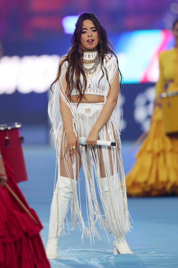 camila cabello chỉ trích fan bóng đá ảnh 2 camila cabello chi trich fan bong da anh 2