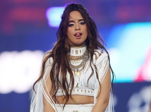 Camila Cabello chi trich khan gia tran dau Liverpool - Real Madrid hinh anh