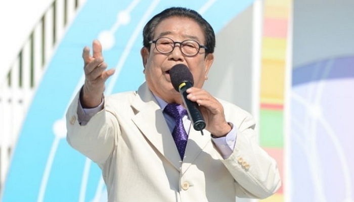 MC show am nhac lon tuoi nhat the gioi qua doi hinh anh