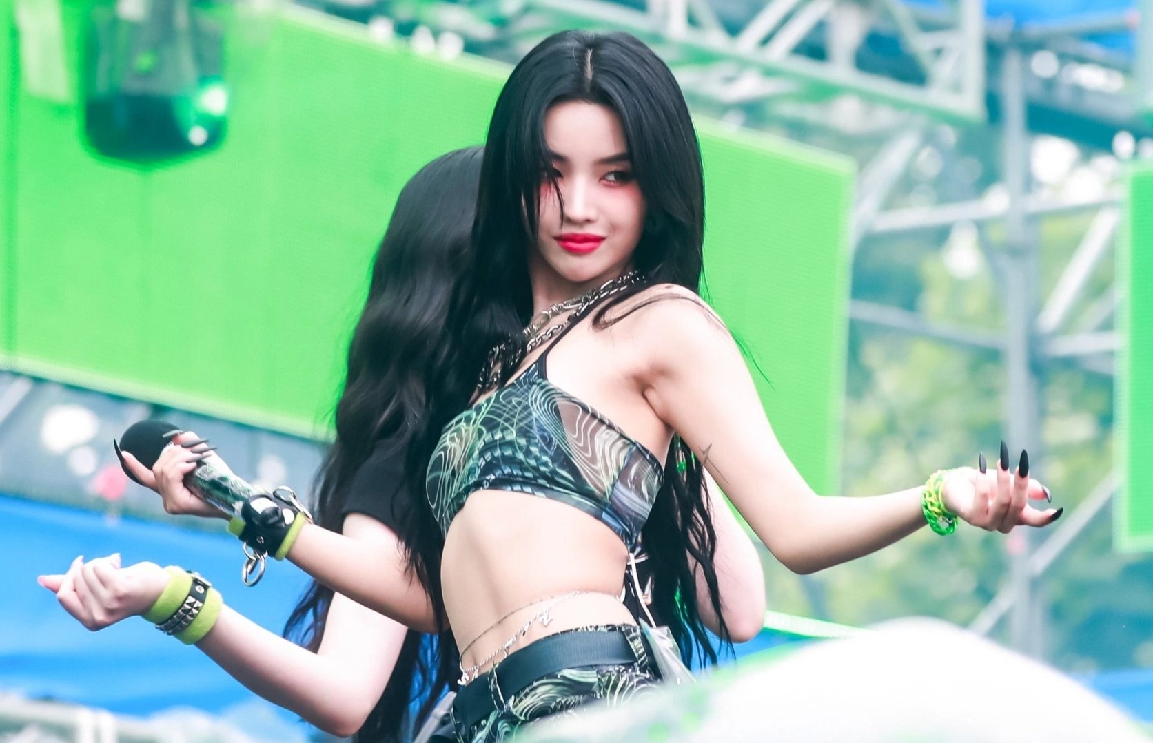 Nhom nhac nu bi tan cong vao mat bang sung nuoc hinh anh