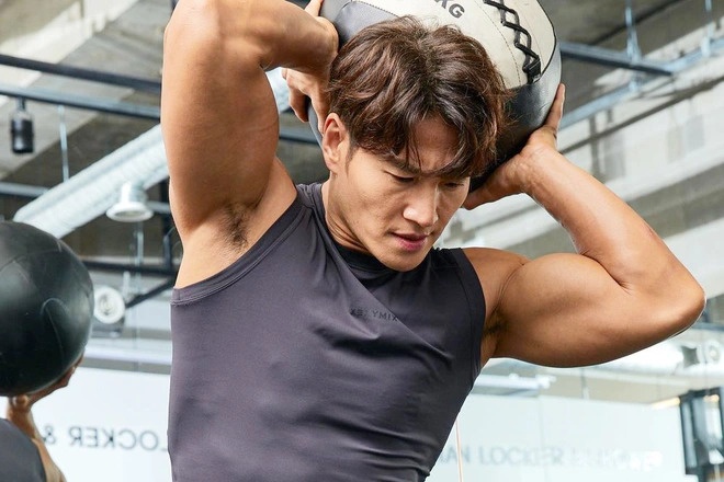 Kim Jong Kook nghien tap gym hinh anh