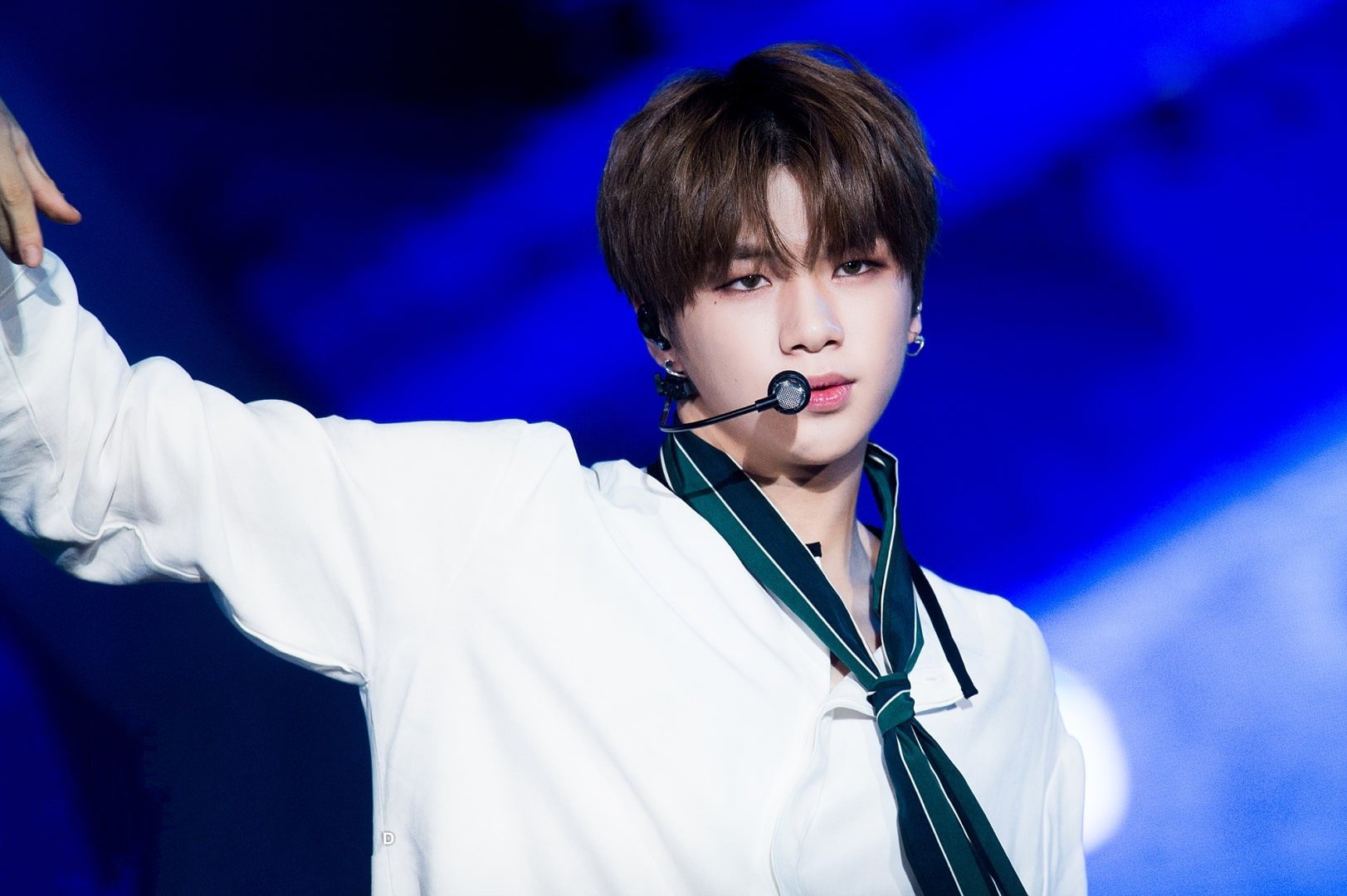 Kang Daniel xin loi vi che phu nu trang diem nhin dang so hinh anh