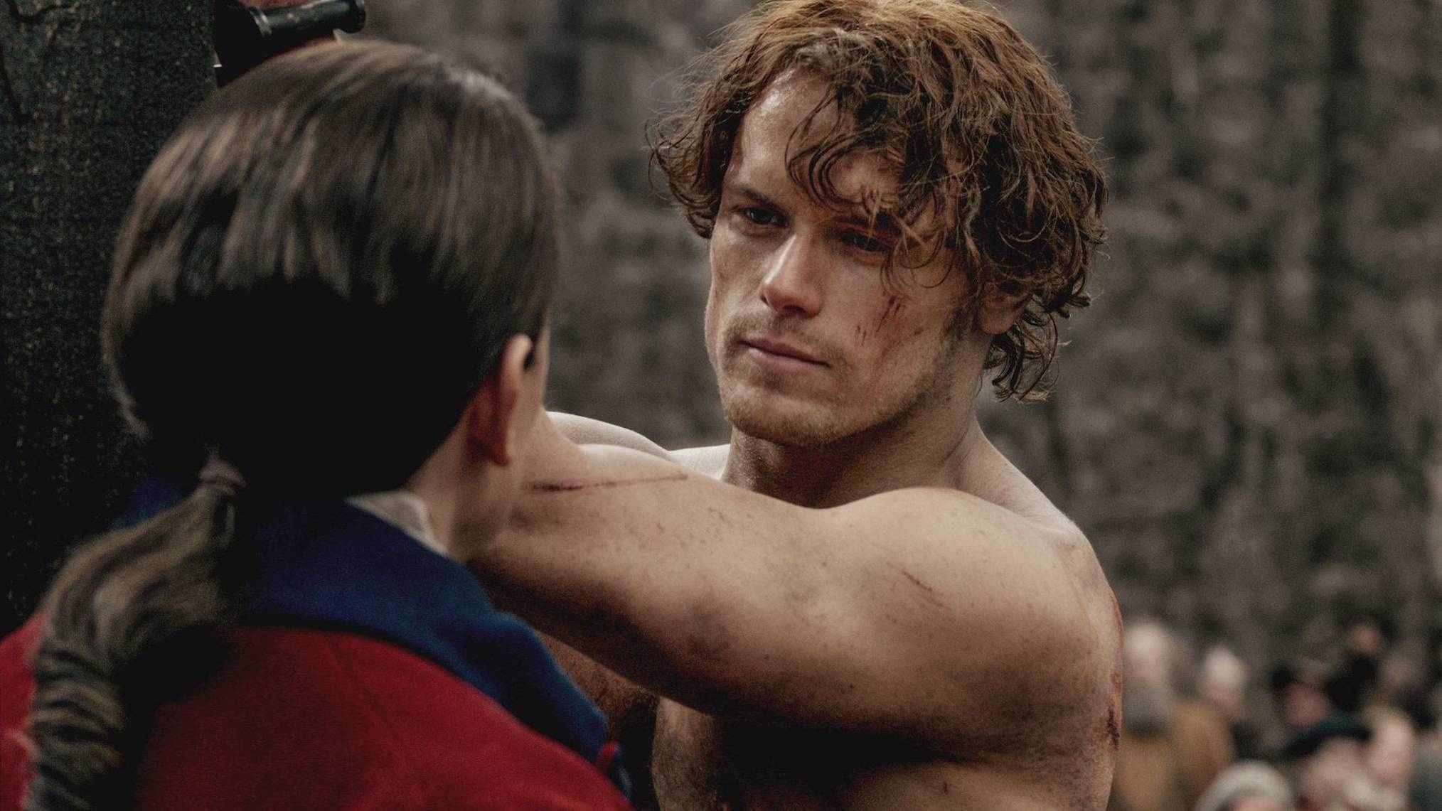 Sam Heughan thay 'bi phan boi' khi phai quay canh khoa than hinh anh