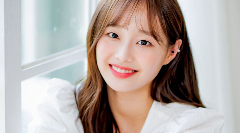 Nu ca si roi nhom vi bi to xuc pham nhan vien hinh anh