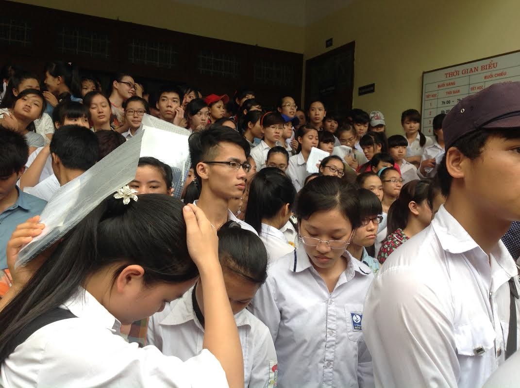 Thi sinh cang thang voi de Hoa dai va rac roi hinh anh
