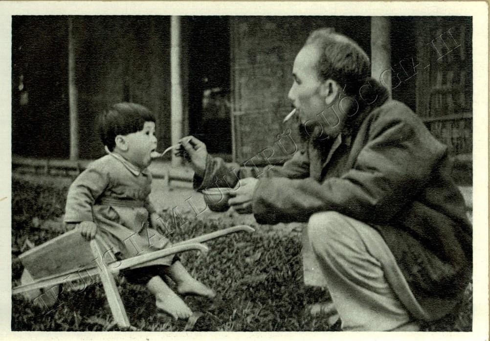 Buu thiep anh ve Chu tich Ho Chi Minh - ky vat luu giu cua can bo di B hinh anh