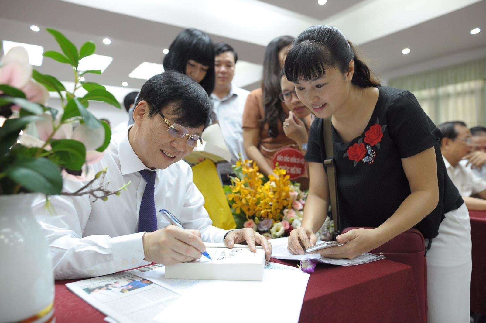 nha bao Ho Quang Loi,  Thoi cuoc va van hoa,  Pham Quang Nghi,  chinh luan anh 2