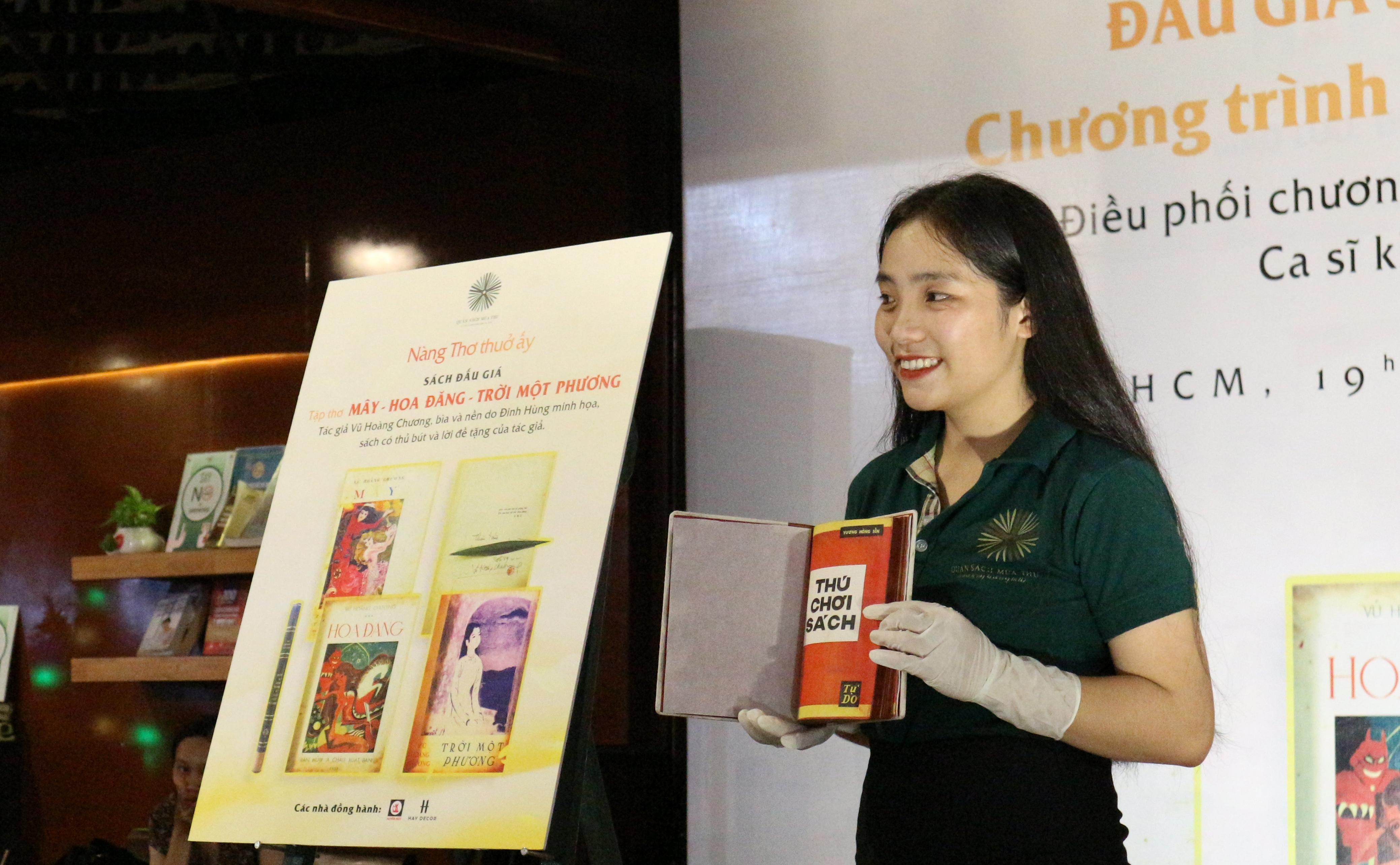 Bon cuon sach cu ban dau gia gan 100 trieu dong hinh anh