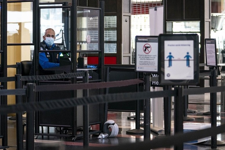 Mot phu nu My bi bat vi dung chung nhan tiem chung gia hinh anh