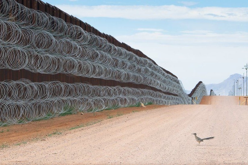 Phia sau buc anh ga loi duoi dai ben buc tuong bien gioi My - Mexico hinh anh