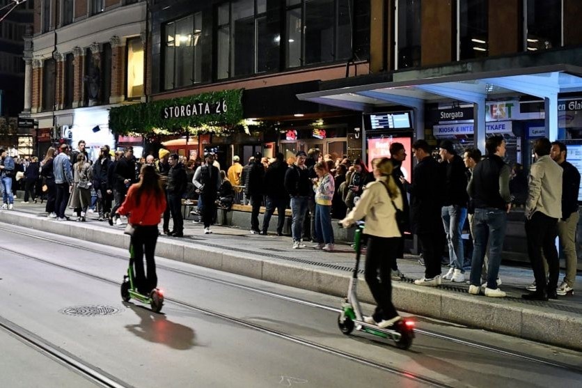 Na Uy roi vao hon loan vi dan ua ra an mung viec do phong toa hinh anh