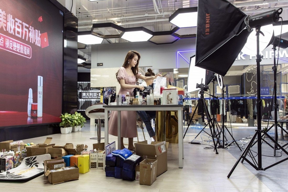 Trung Quoc sap cam nguoi livestream xoa binh luan hinh anh