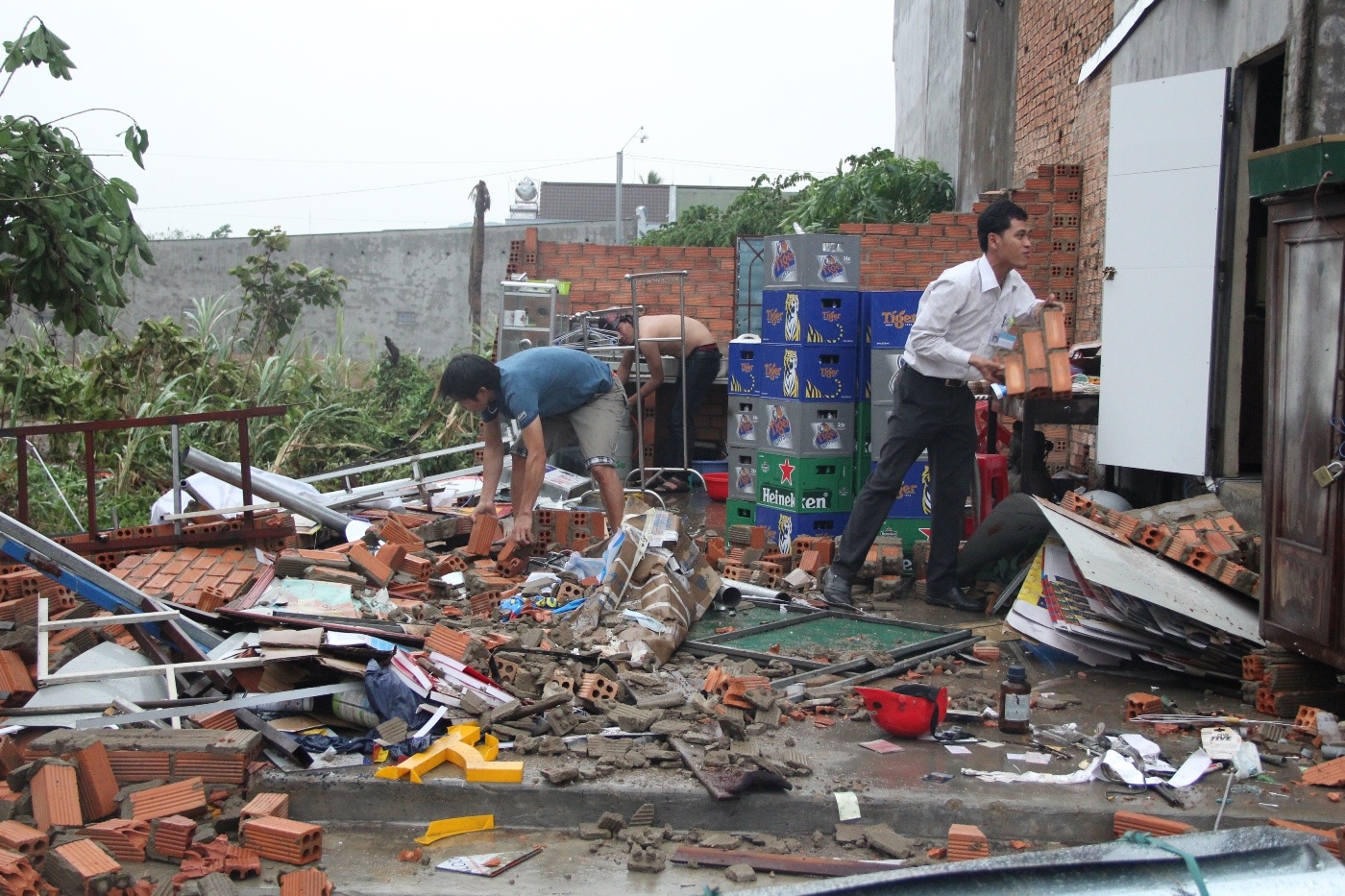 100 nha dan bi loc xoay cuon bay mai ton hinh anh