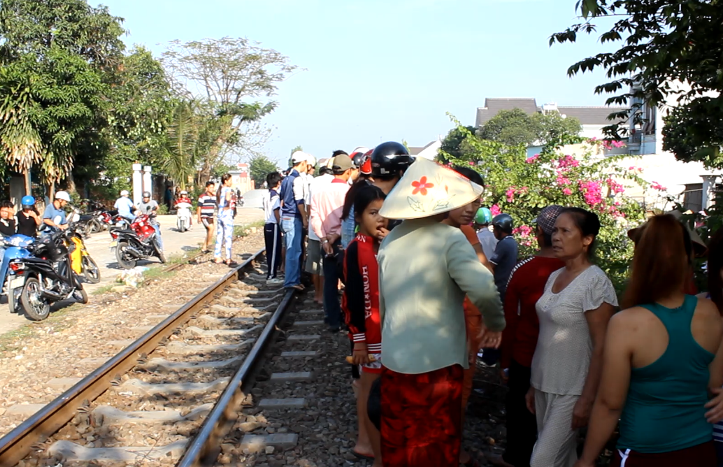 Bang qua duong sat, 2 ba chau bi tau hoa tong tu vong hinh anh