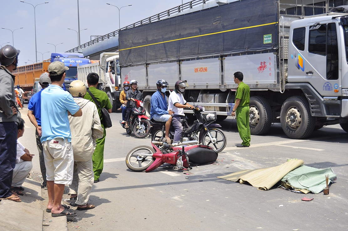 Nguoi chong ngoi khoc ben thi the vo bi xe tong hinh anh