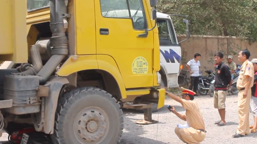 Thanh nien mang ho so xin viec bi xe tai can tu vong hinh anh