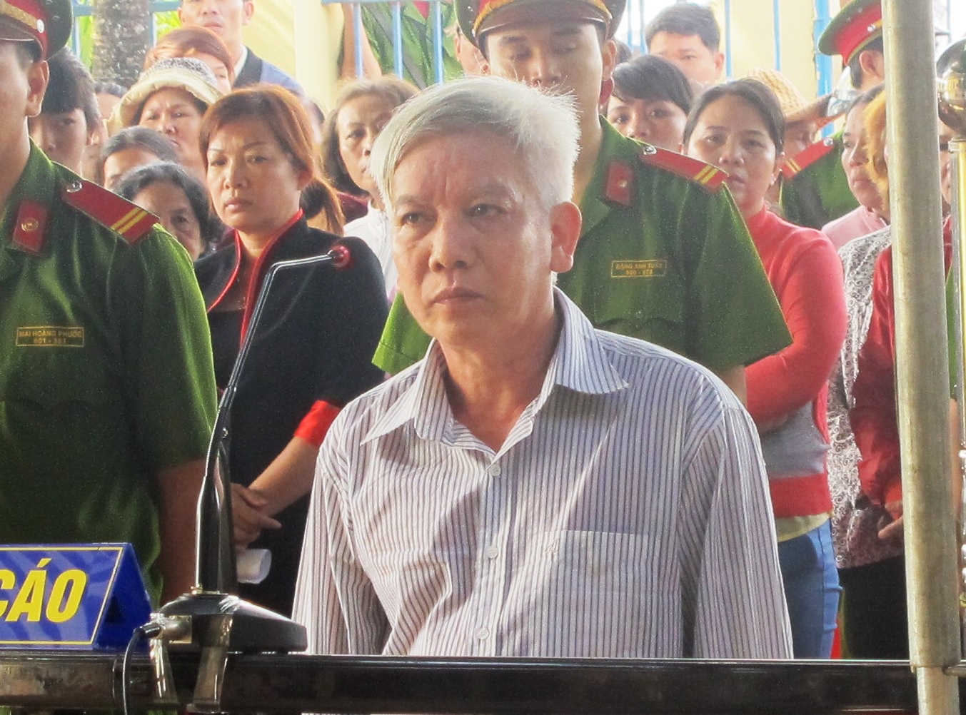 Nghi vo ngoai tinh, tat nua lit axit vao mat hang xom hinh anh