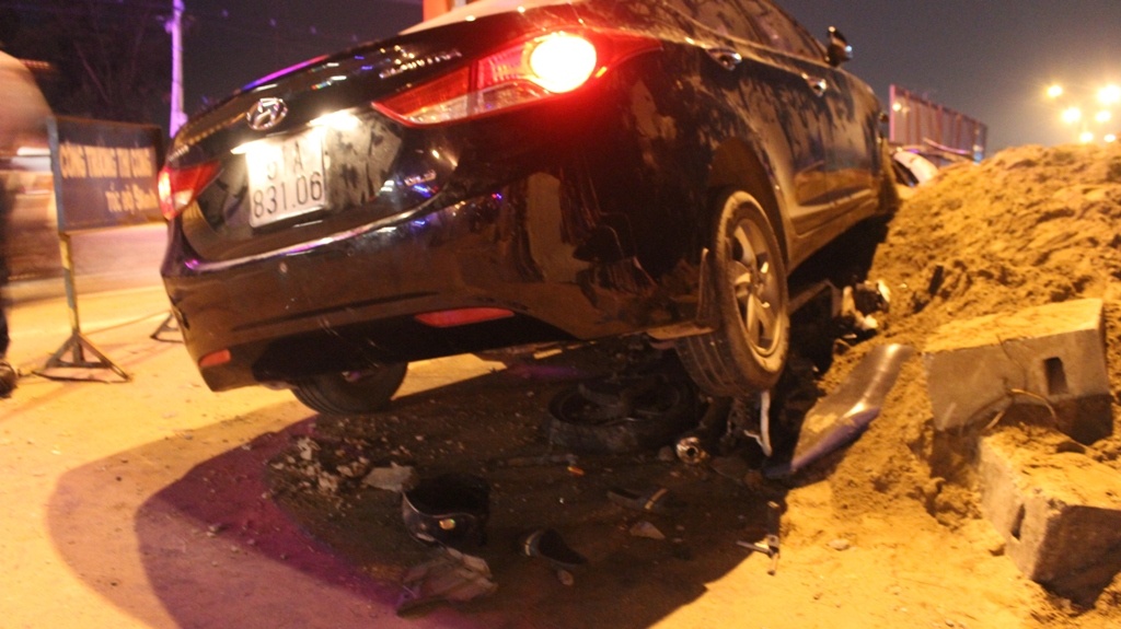 Nam thanh nien cung xe may be nat duoi gam oto hinh anh