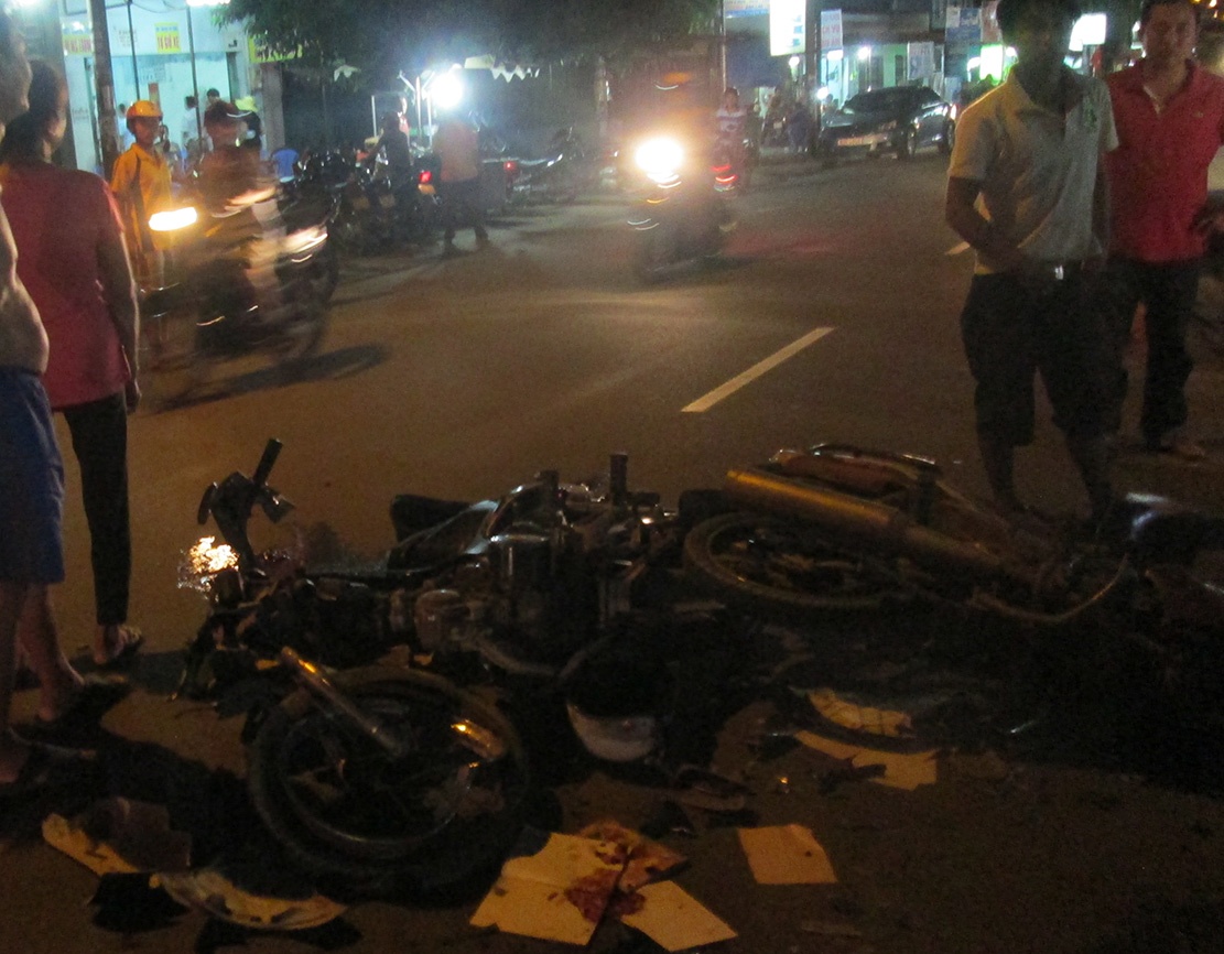 Hai thanh nien guc tai cho sau cu tong truc dien hinh anh