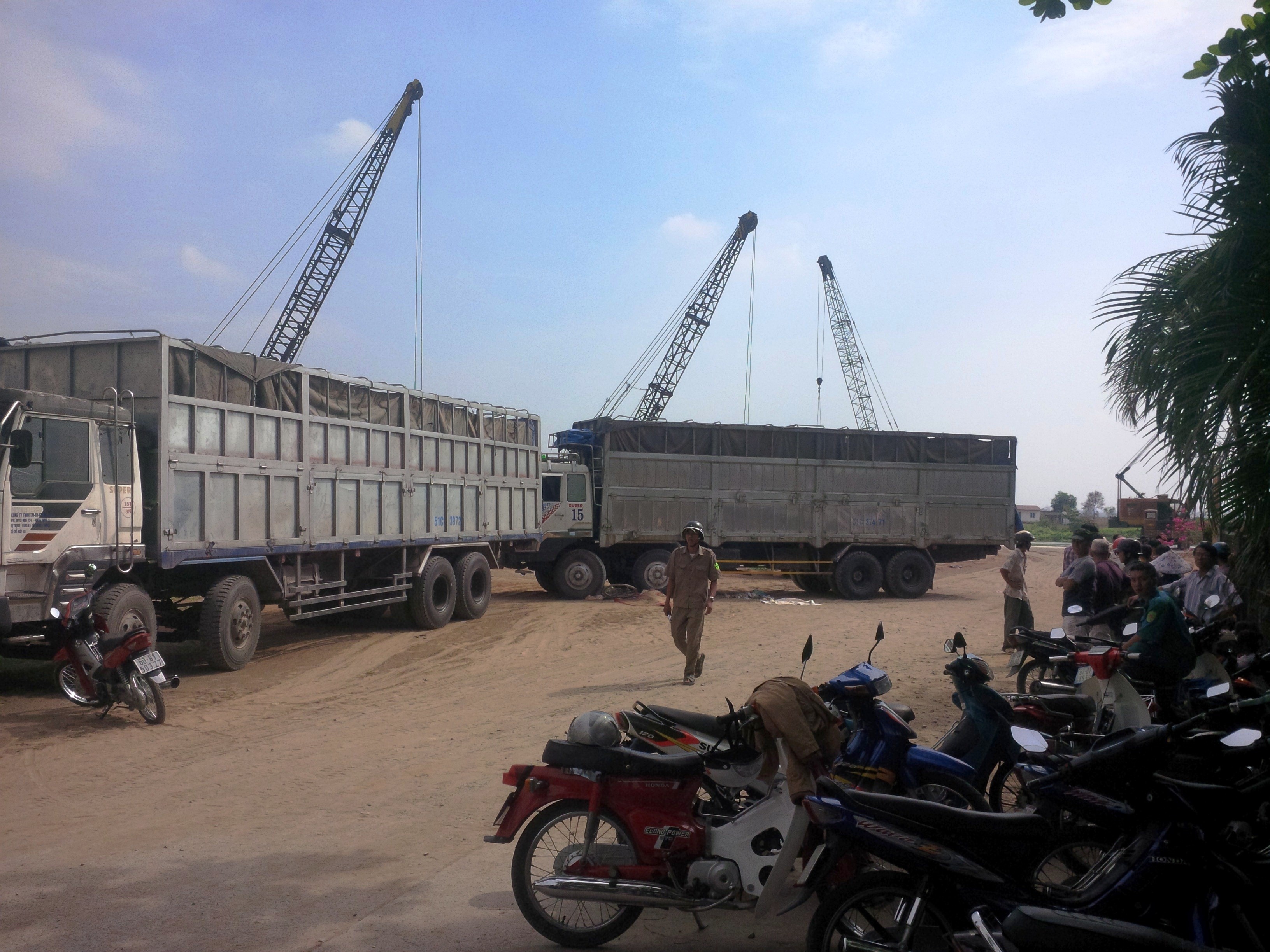 Nguoi phu nu ban banh tu vong duoi gam xe tai hinh anh