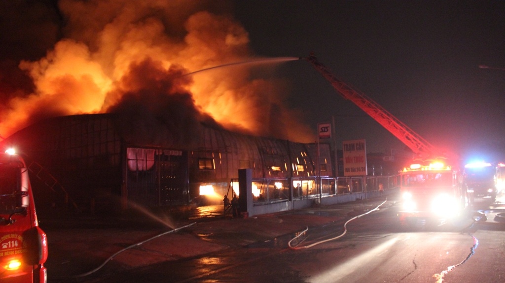 Chay no suot 6 gio, thung hoa chat vang xa hang chuc met hinh anh