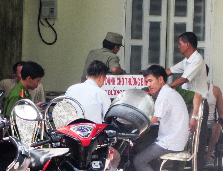 Thanh nien 23 tuoi treo co truoc cua nha tam hinh anh