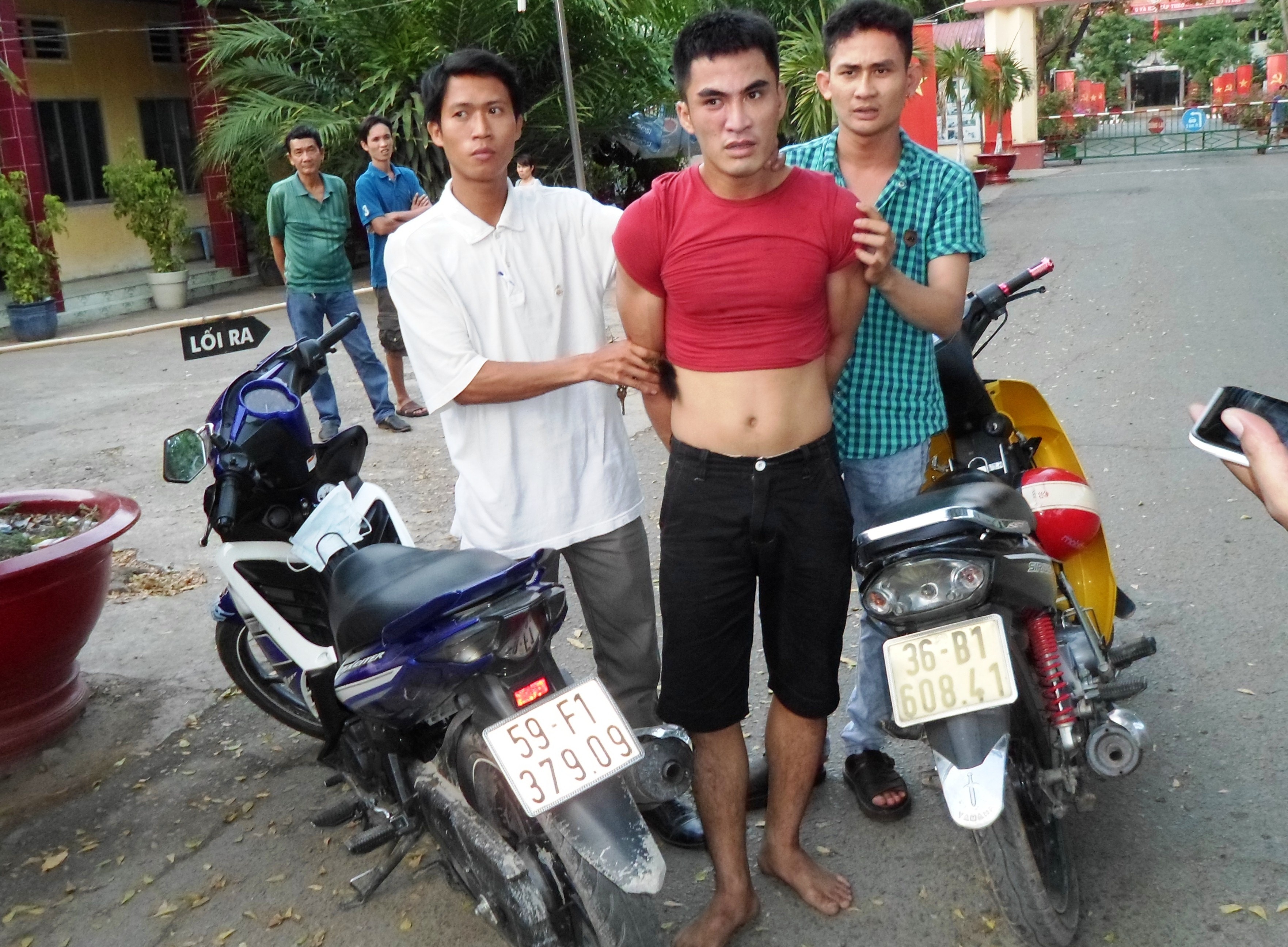 Hai 'hiep si' tung don khong che ten trom xe may hinh anh