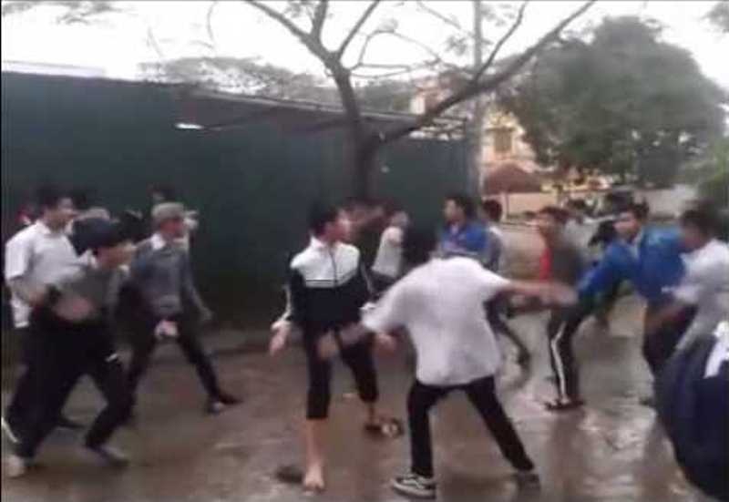 Nhom hoc sinh lop 9 danh hoi dong mot thanh nien tu vong hinh anh