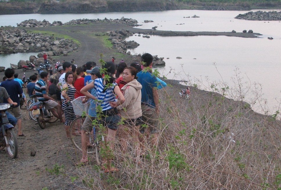 Thanh nien 24 tuoi say ruou chet chim duoi ho hinh anh