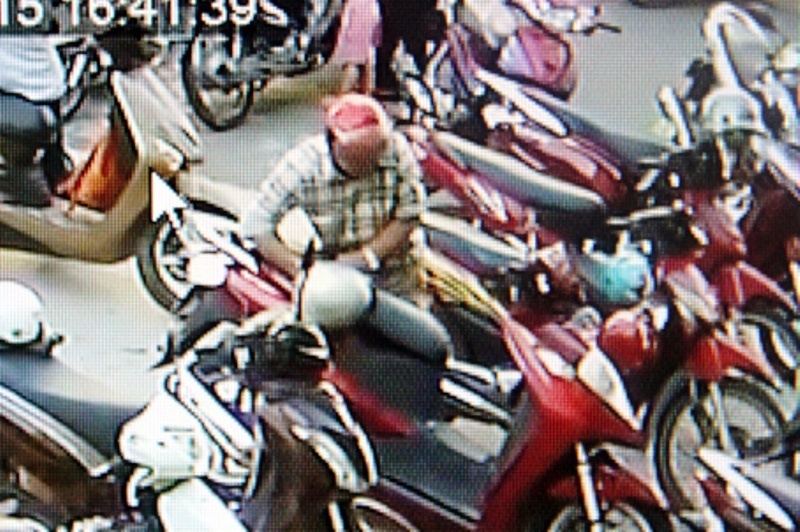 Dong gia phu huynh vao truong moc cop xe trom cap hinh anh