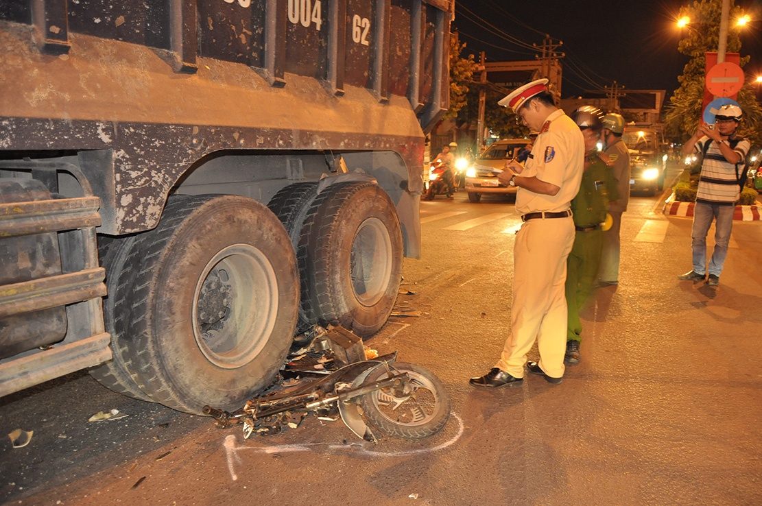 Co vuot den do, nam thanh nien bi xe tai tong vang ra xa hinh anh