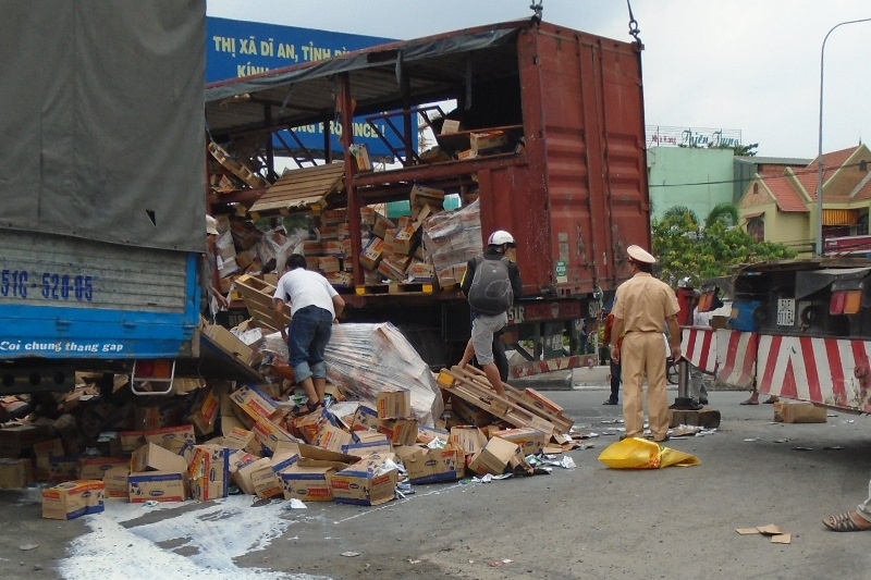 Nhieu thung sua tran ra duong, nguoi dan giup tai xe thu gom hinh anh