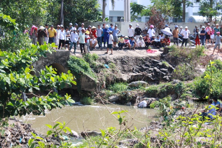 Thi the co gai truong phinh duoi suoi hinh anh