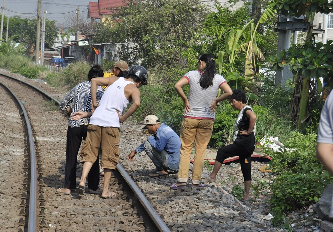 Nguoi dan ong nam chet ben canh duong sat hinh anh