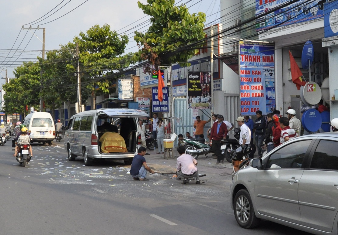 Phut binh gas phat no khien thanh nien vang ra duong tu vong hinh anh