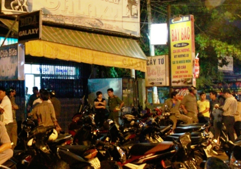 Nu sinh chet duoi ban bi-a voi nhieu vet dam tren co hinh anh