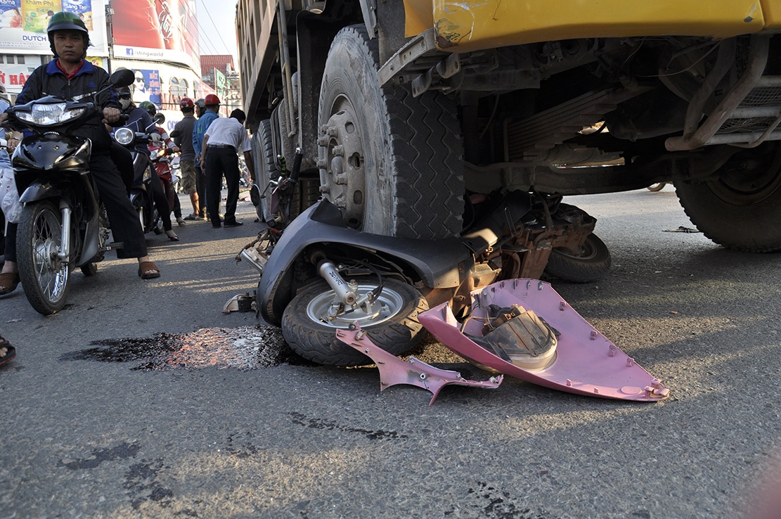 Nguoi me bi xe tai can tren duong ve nha tham con hinh anh