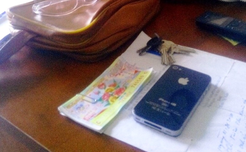 'Hiep si' bat nguoi phu nu chuyen lua ban iPhone gia hinh anh