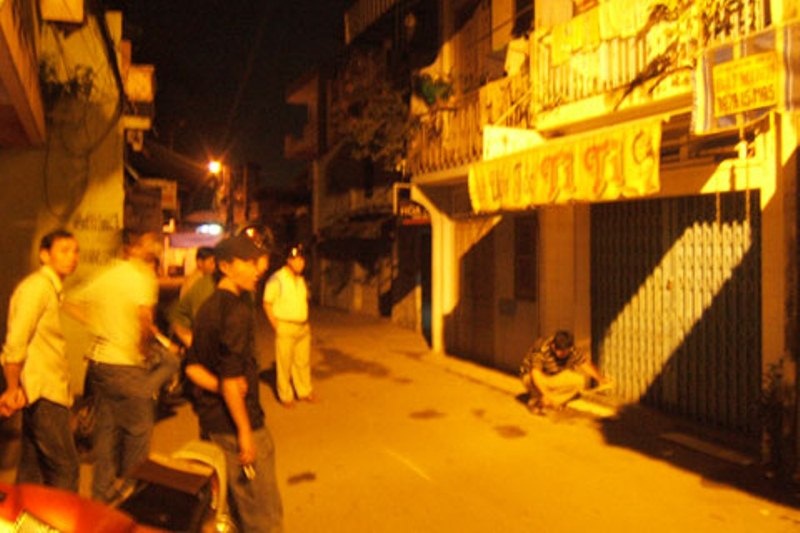 Nguoi ban ve so bi dong nghiep dam thung bung trong dem hinh anh